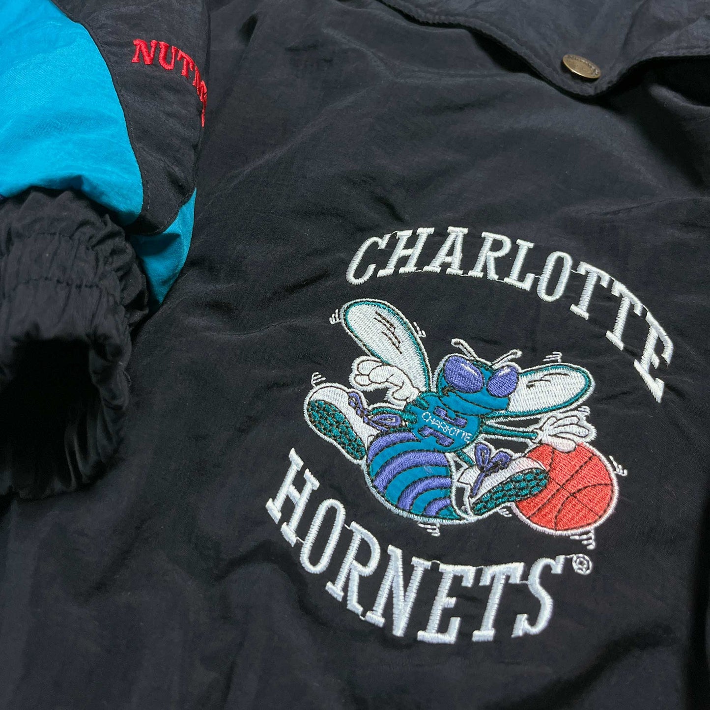 Charlotte Hornets - gefütterte NBA Jacke - Größe XL - Nutmeg