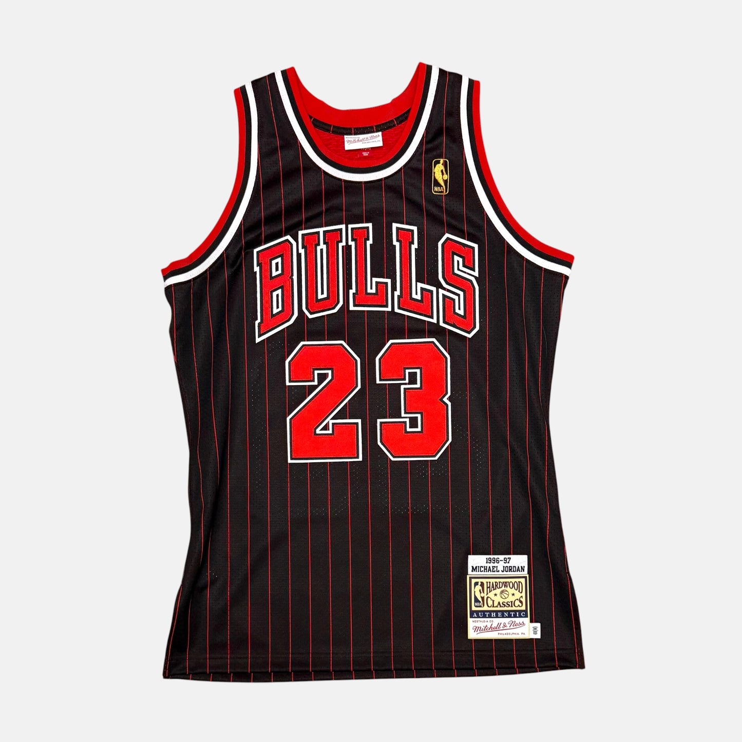 Chicago Bulls 1996-97 - Michael Jordan Pinstripes - Größe M - Mitchell and Ness Authentic - NBA Trikot