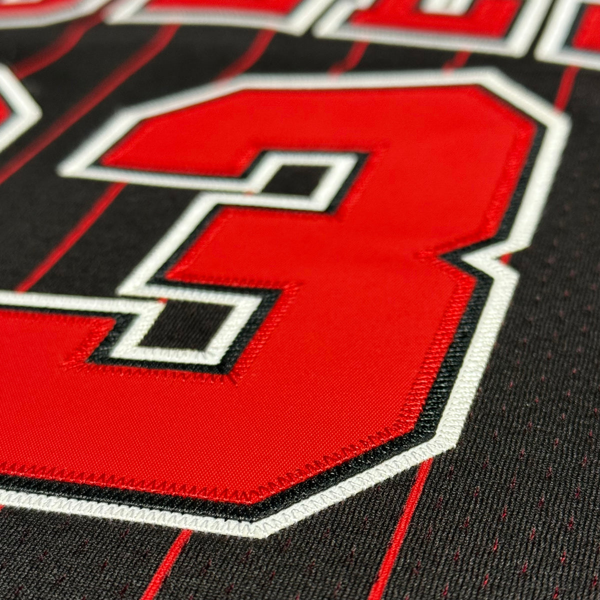 Chicago Bulls 1996-97 - Michael Jordan Pinstripes - Größe M - Mitchell and Ness Authentic - NBA Trikot