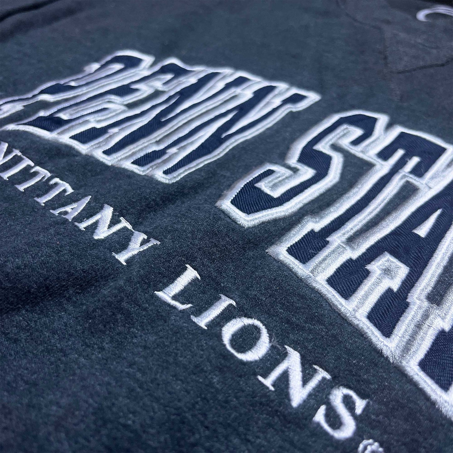 Penn State Nittany Lions - gesticktes Logo - Größe XL - Cadre NCAA Sweatshirt